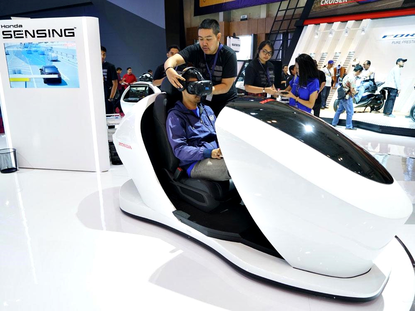 Ilustrasi penggunakan teknologi VR oleh Honda.