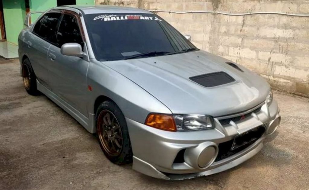 Mitsubishi Lancer Evo 4 (1999). 