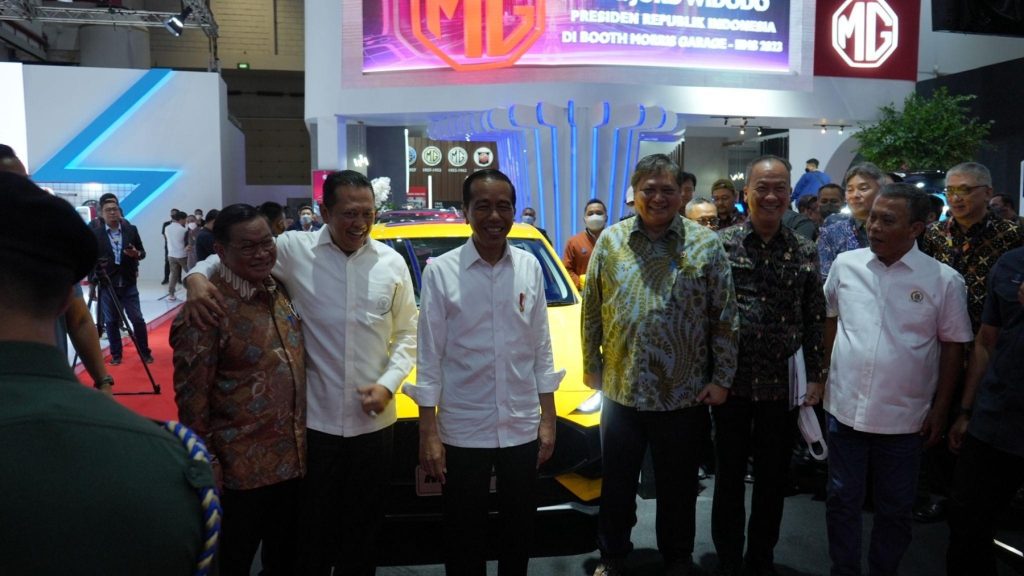 Presiden Jokowi dan jajaran menteri di depan sedan MG 5 GT. 