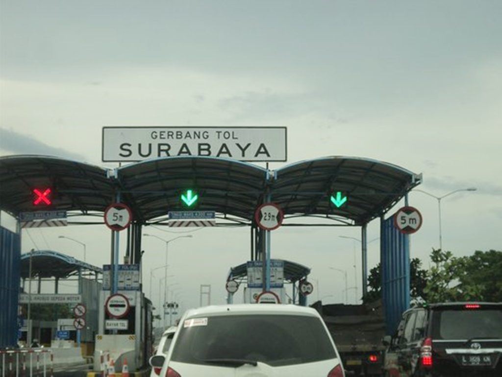 Gerbang tol Surabaya. 