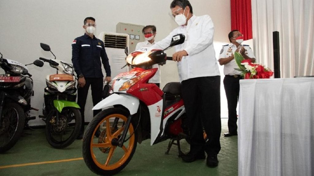Hasil konversi menjadi sepeda motor listrik.