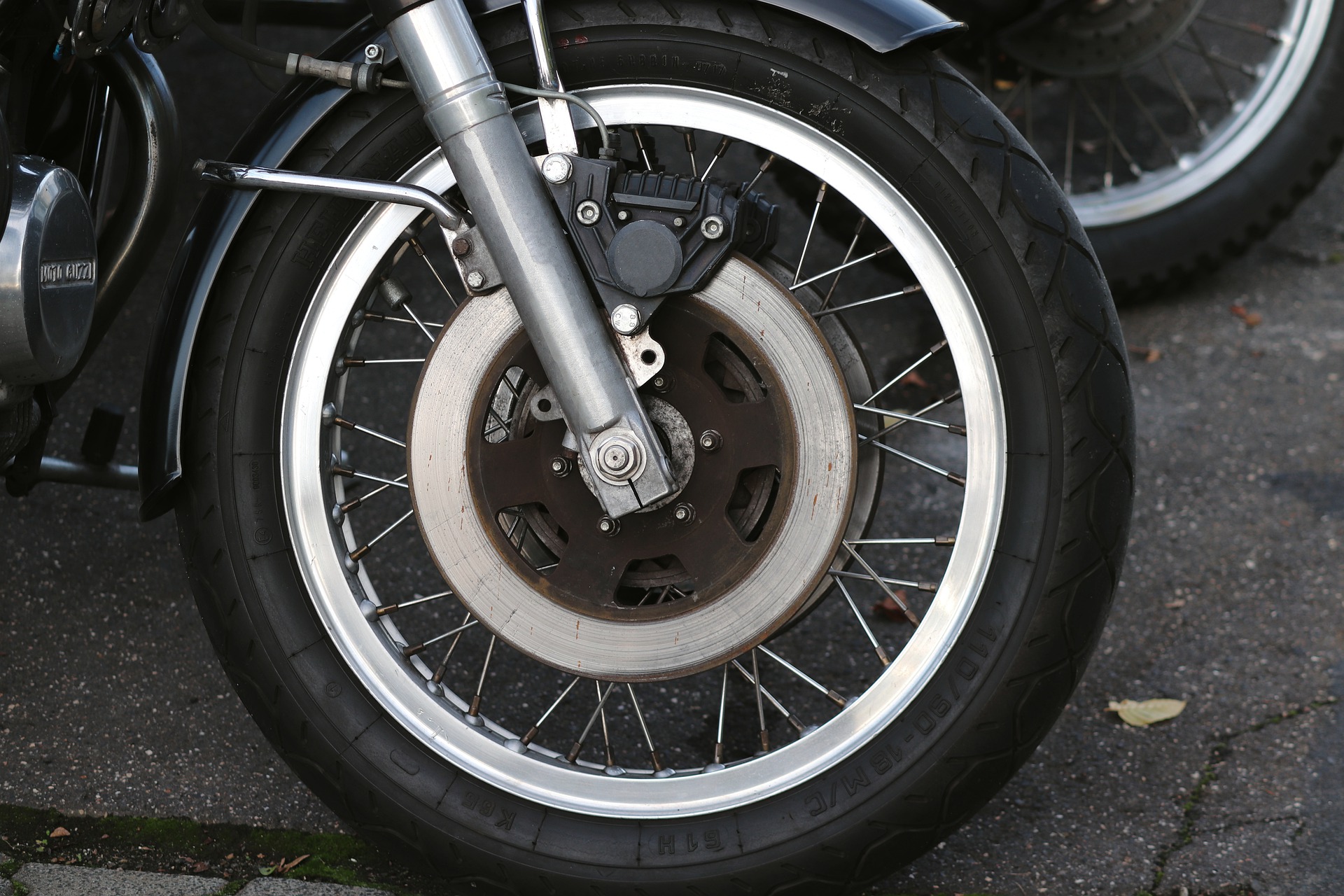 Ilustrasi ban sepeda motor.
