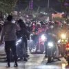 Ilustrasi mudik dengan menggunakan sepeda motor pada malam hari.