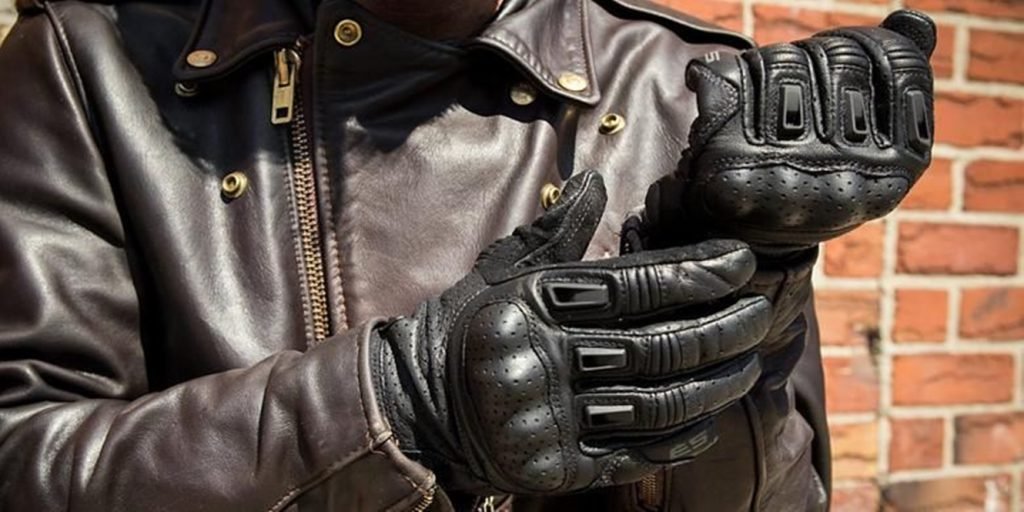 Jaket dan sarung tangan motor.