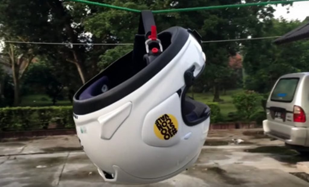 Jemur helm di bawah sinar matahari.