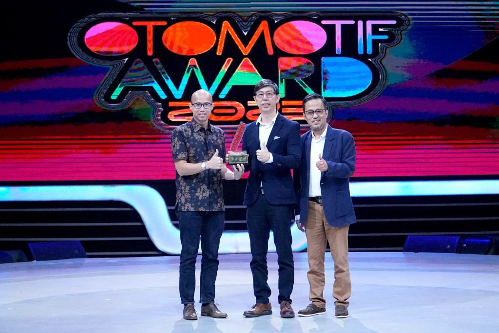 Perwakilan PT Toyota-Astra Motor saat menerima penghargaan.
