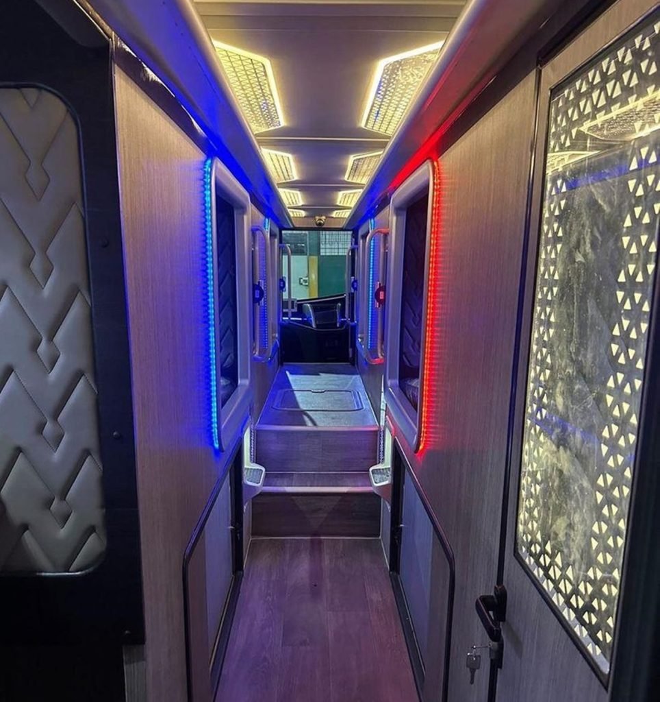 Dek bagian bawah yang terisi kursi sleeper bus PO Gunung Harta.