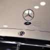 Ilustrasi logo mobil Mercedes Benz.