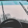 Ilustrasi mengemudi mobil saat hujan deras.