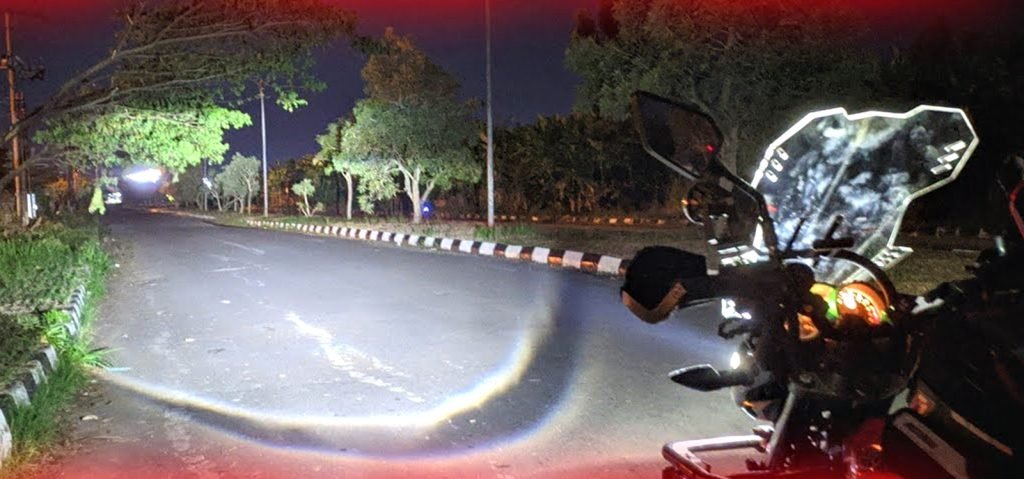 Ilustrasi menggunakan lampu LED pada sepeda motor.