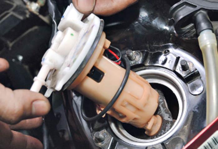 Ilustrasi memasang Fuel Pump sepeda motor. 