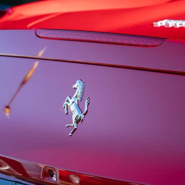 Logo Ferrari.