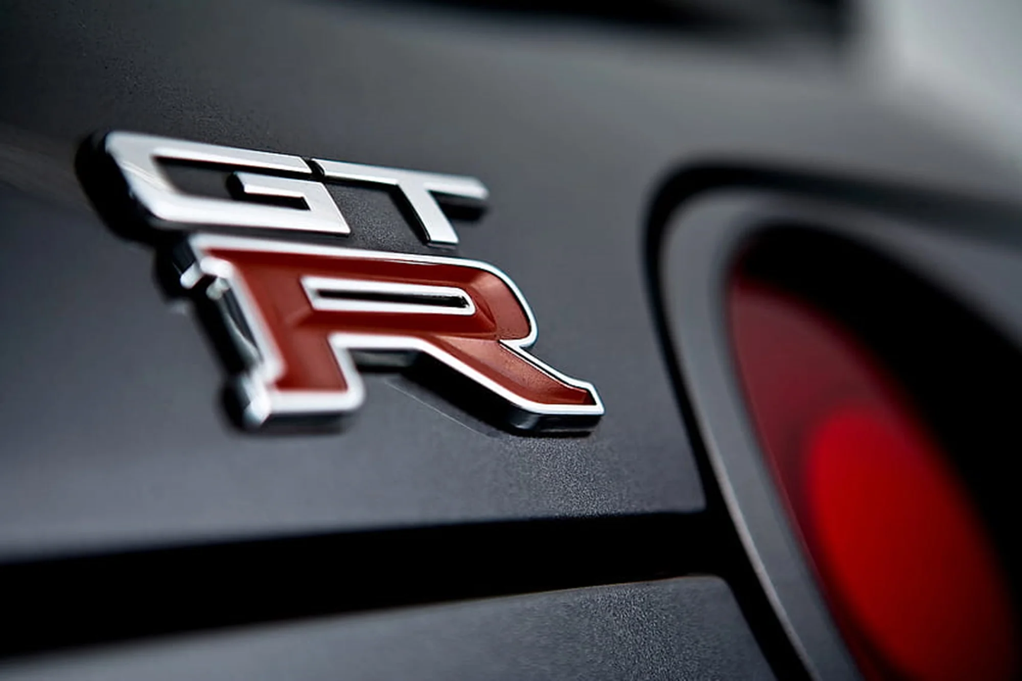 Logo Nissan GT-R.