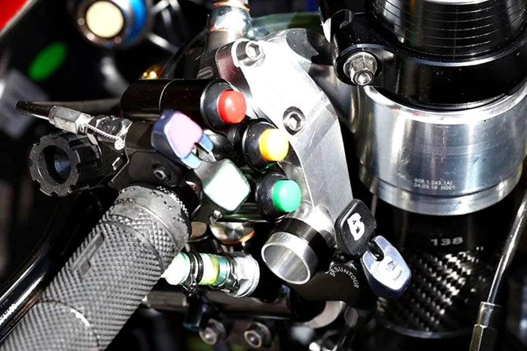 Tombol Holeshot Device di motor MotoGP.