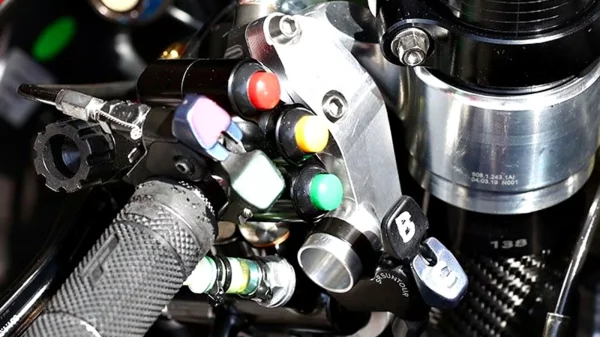 Tombol Holeshot Device di motor MotoGP.