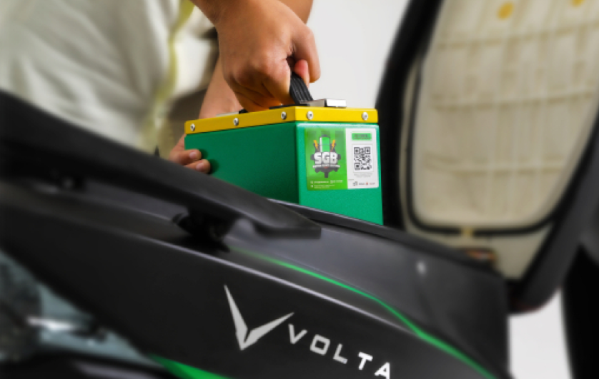 Ganti baterai motor listrik Volta. 