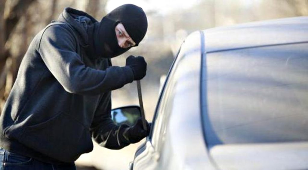 Ilustrasi pencurian spion mobil. 