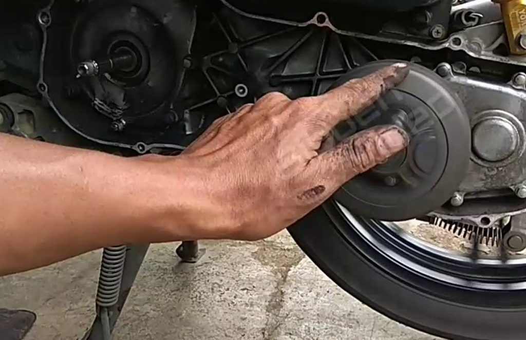 Perbaiki motor matic yang tidak kuat menanjak. 