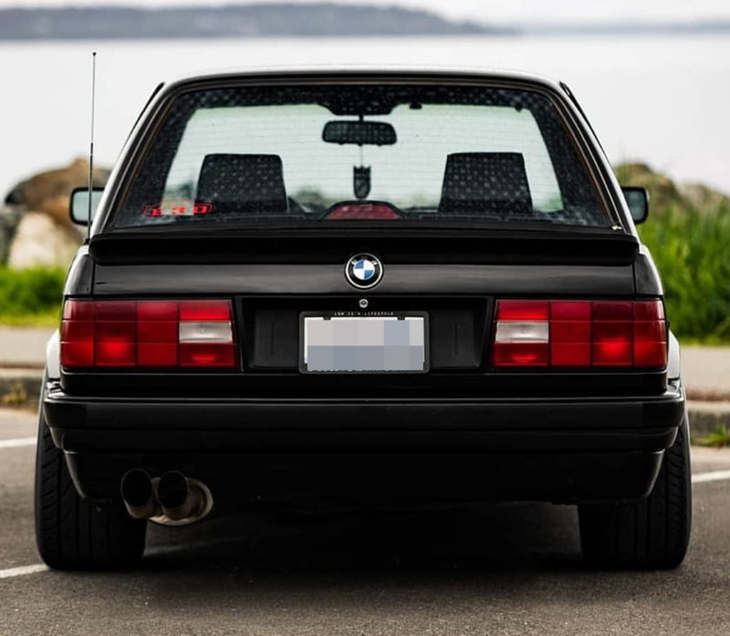 Bagian belakang BMW E30. 