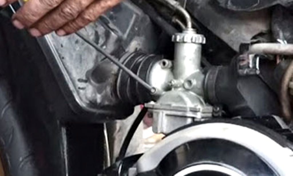 Ilustrasi setting karburator motor. 