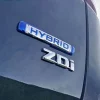 Logo hybrid pada Suzuki Ertiga diesel.