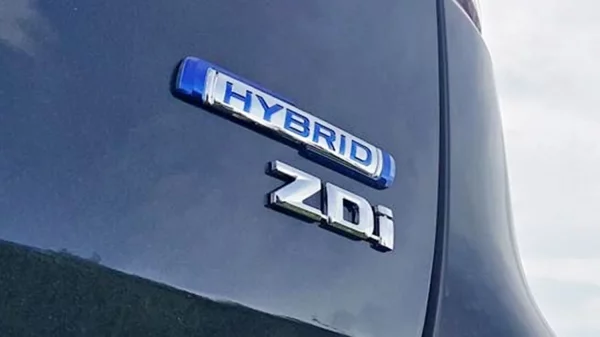 Logo hybrid pada Suzuki Ertiga diesel.