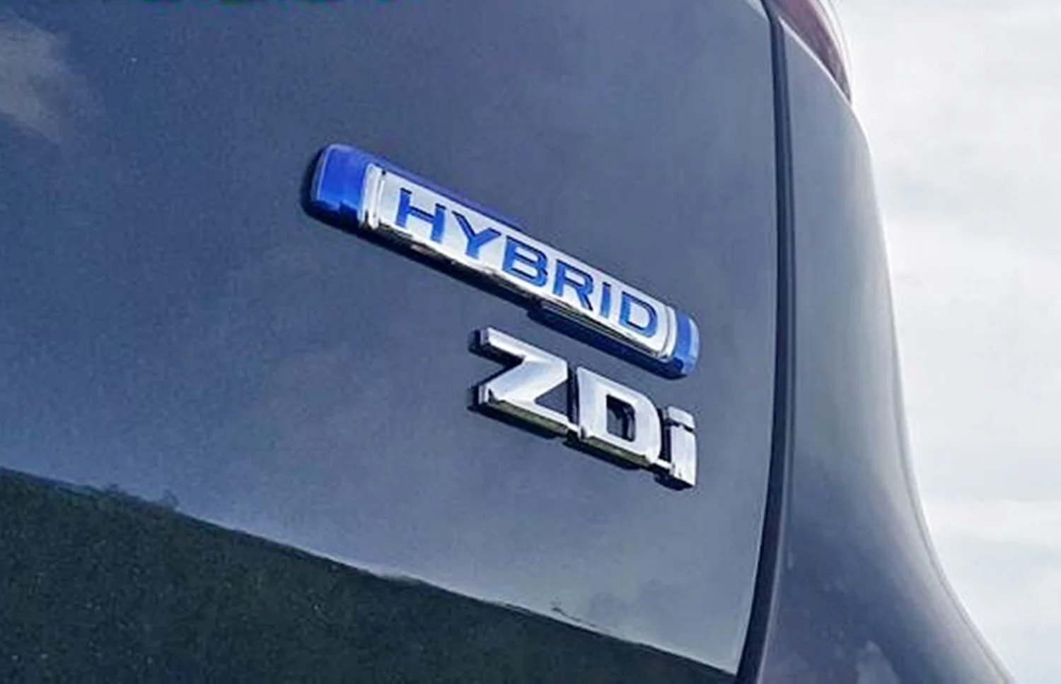 Logo hybrid pada Suzuki Ertiga diesel.