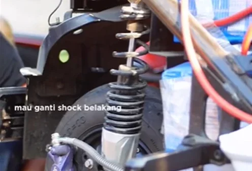 Proses ganti shockbreaker motor listrik.