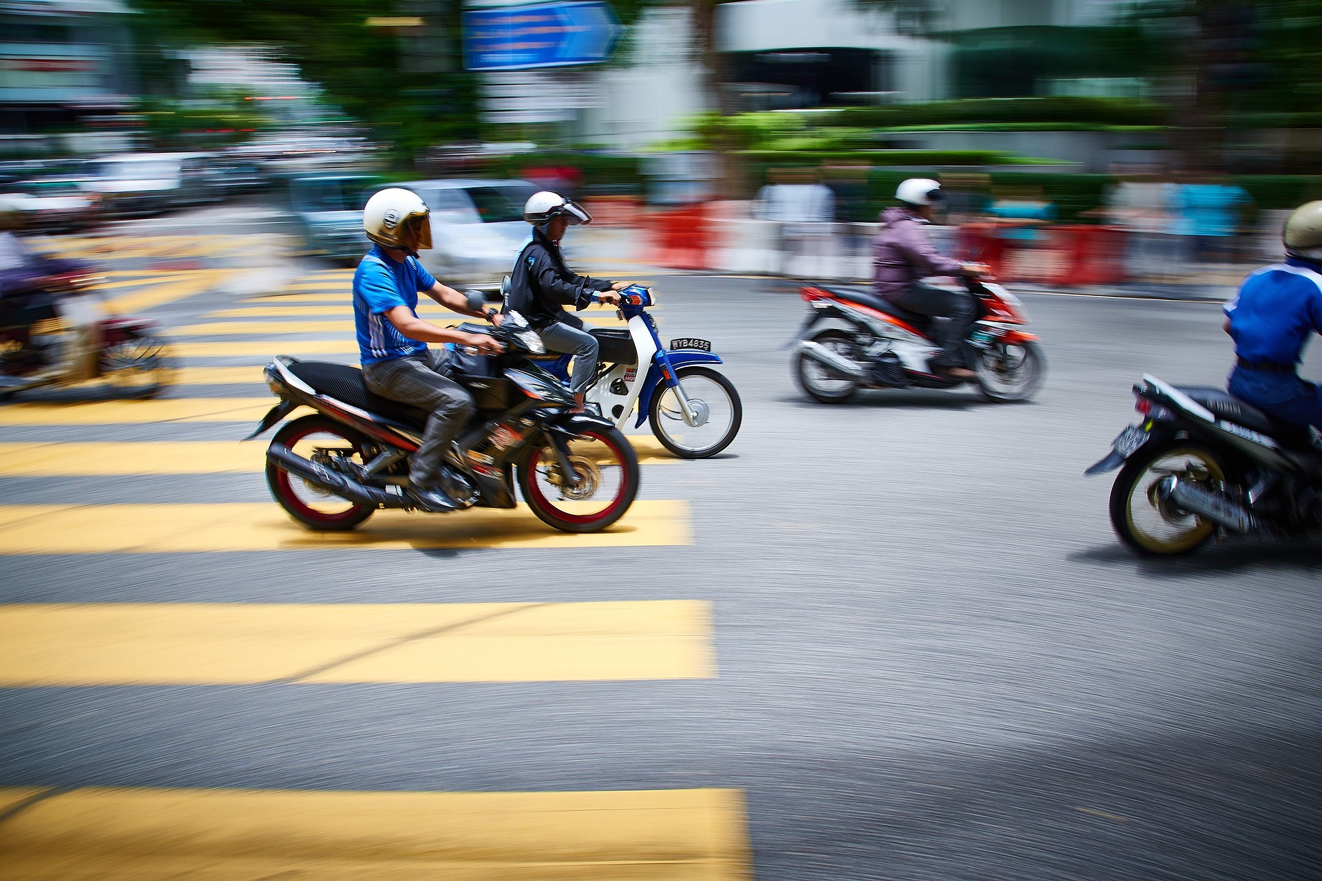 Sepeda motor bebek masih digunakan di Indonesia.