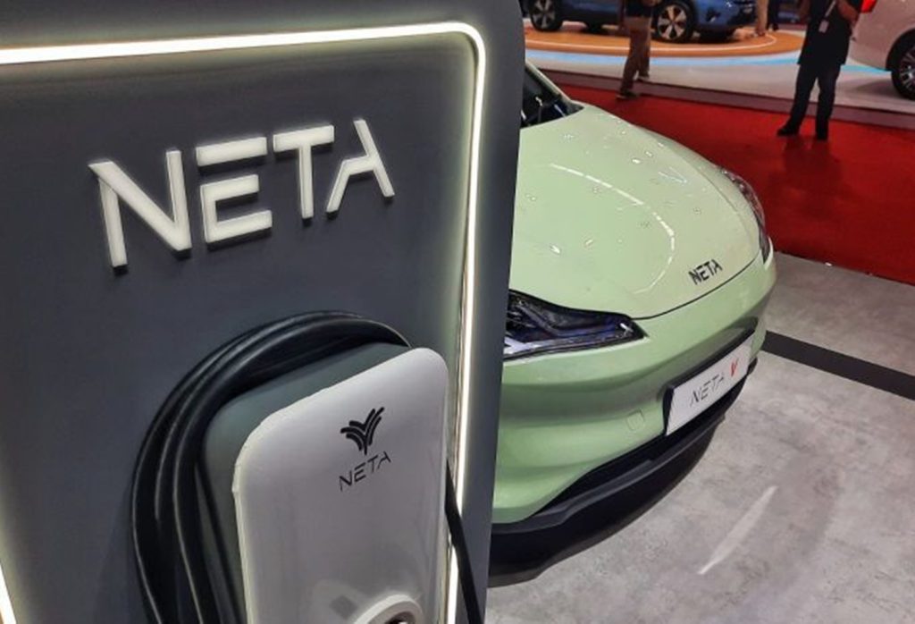 Mobil Neta V sedang diisi baterai. 
