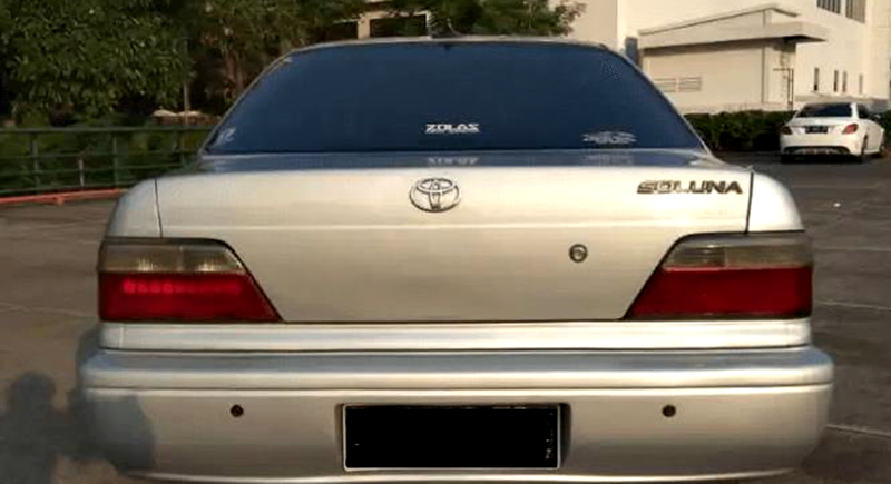 Bagian belakang Toyota Soluna 2000. 
