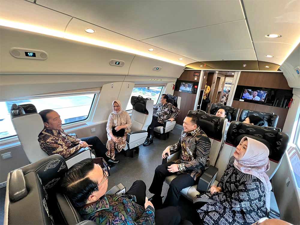 Bamsoet memberikan pernyataan saat menemani Presiden Jokowi meresmikan kereta cepat Woosh