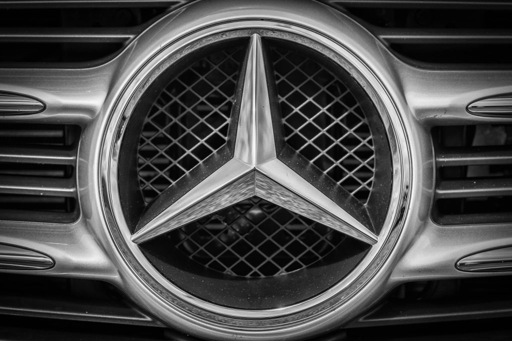 Logo Mercedes-Benz. 