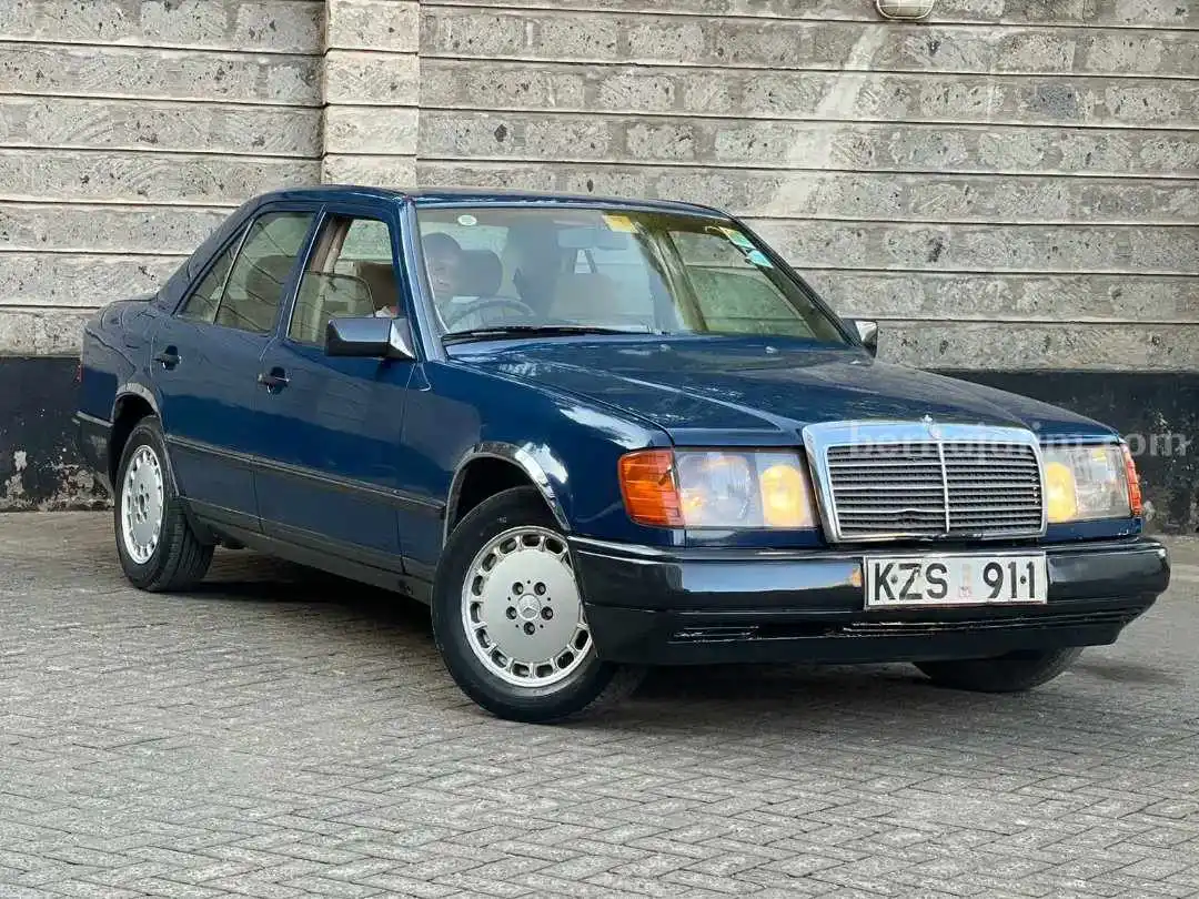 Mercedes Benz W124 keluaran tahun 1996.