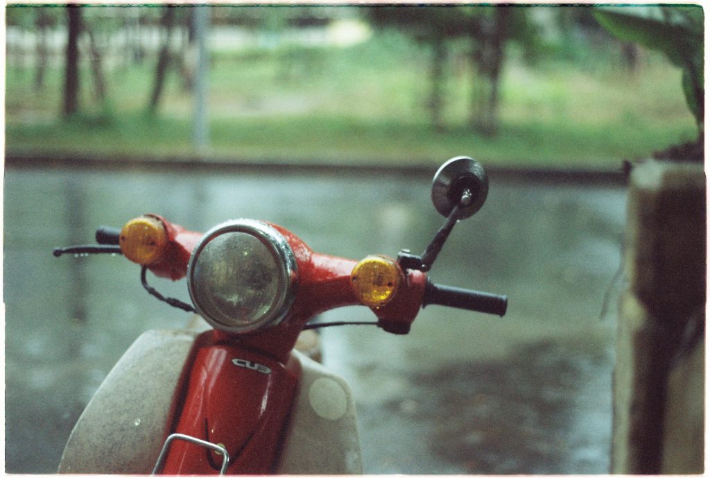 Lampu sepeda motor dalam kondisi basah kehujanan. 