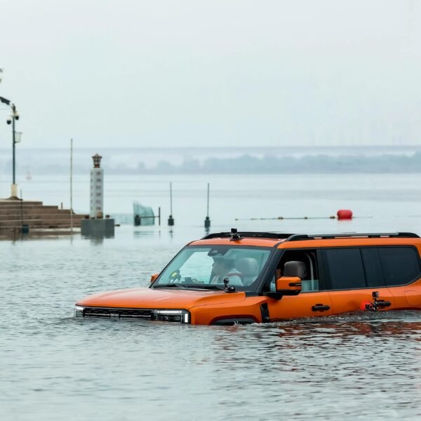 JETOUR G700 pamer kemampuan menyeberangi sungai