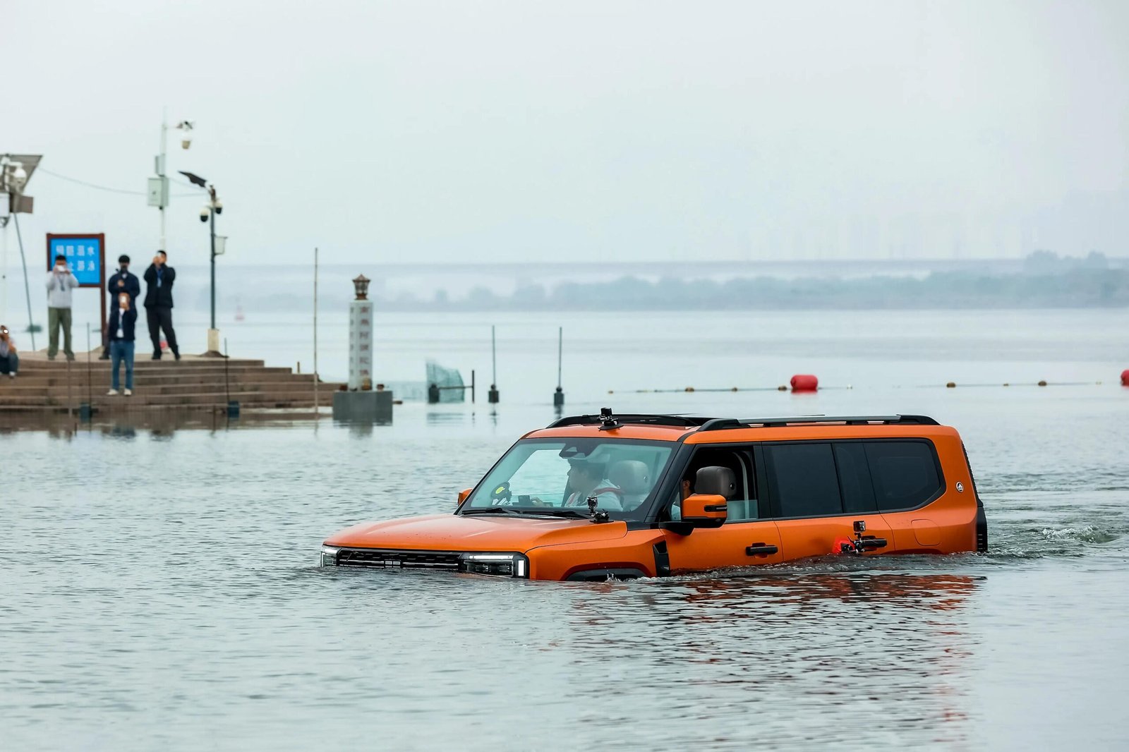 JETOUR G700 pamer kemampuan menyeberangi sungai