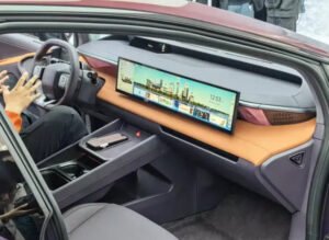 Desain interior berbalut nebula dengan layar seluas 27 inci