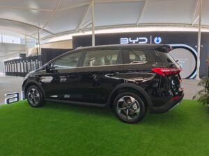 Tampilan samping BYD M6 DM-i dengan velg model kipas