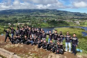 Peserta berpose di Danau Mas Harus Bastari
