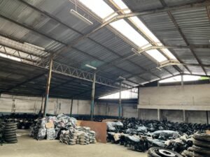 Kondisi gudang yang luas sepenuhnya untuk menampung motor dan part copotan