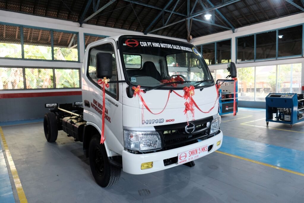 Hino 300 Diserahkan ke SMKN 5 Makassar