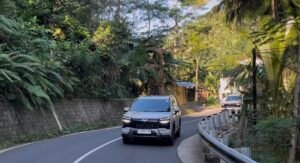 Kontur jalan berkelok bikin tes kali ini terasa menyenangkan
