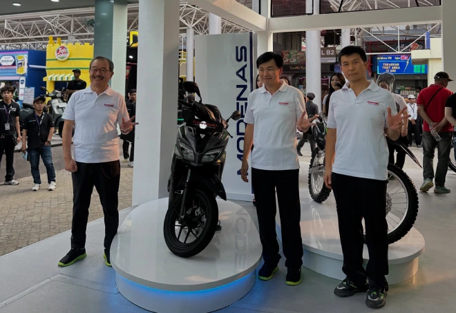 Petinggi dan eksekutif dari PT Kawasaki Motor Indonesia berfoto dengan Modenas BRUSKY 125