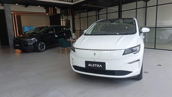 Aletra Siapkan MPV Listrik Pintu Geser Adik L8 EV