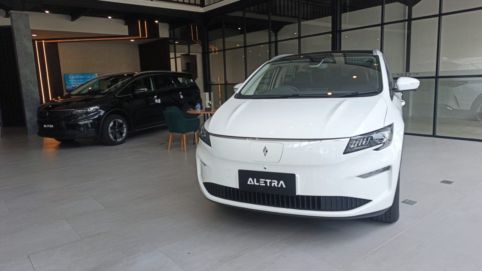Aletra Siapkan MPV Listrik Pintu Geser Adik L8 EV