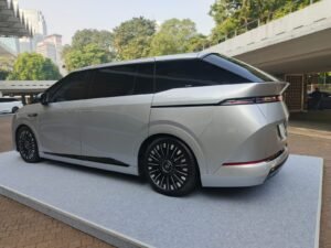 Tampilan samping Xpeng X9 facelift