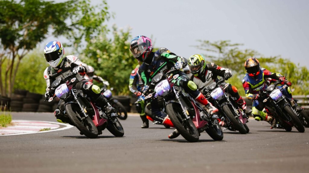 Aksi Pembalap dan Semangat Kompetisi di Sirkuit Suzuki Fun Race