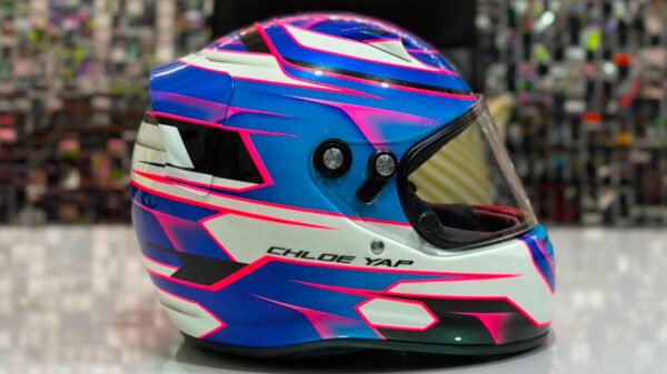 Tren livery airbrush untuk helm balap Go Kart