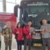 Guntur Budiana, Bus Department Head PT Hino Motors Sales Indonesia (HMSI), kepada Junaidi, Owner CV Ekspedisi Kanisha (Laskad Trans). Prosesi ini turut didampingi PT Citra Lestari Mobilindo (CLM),